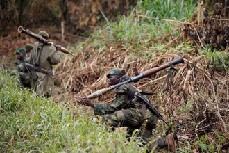 Binh sĩ của CHDC Congo tuần tra gần khu vực Beni tại tỉnh North-Kivu, ngày 31/12/2013. (Ảnh: Reuters)
