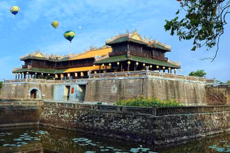 Các khinh khí cầu với màu sắc rực rỡ và hình thái đa dạng cùng bay trên bầu trời của Cố đô Huế.