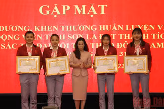 Hội Khuyến học tỉnh Sơn La tặng Giấy khen cho 4 vận động viên tham dự SEA Games 31.