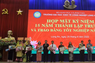 UBND tỉnh Long An trao tặng Bằng khen cho các tập thể và các cá nhân đạt thành tích tiêu biểu trong 15 năm thành lập trường.
