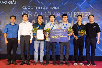 Bí thư Trung ương Đoàn, Chủ tịch Hội Sinh viên Việt Nam Nguyễn Minh Triết (thứ 2 từ trái sang) và các thí sinh đội tuyển 1877 tại Lễ trao giải Cuộc thi.