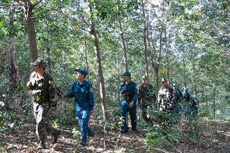 Lực lượng tự vệ của Công ty 72, Binh đoàn 15 phối hợp lực lượng Biên phòng, quân sự tuần tra bảo vệ địa bàn.