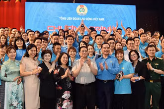 Thủ tướng Phạm Minh Chính với các công nhân.