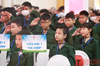 Chiến sĩ “nhí” được chia thành nhiều tiểu đội để điểm danh, kiểm quân số.