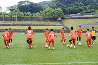 Đội tuyển nữ U18 Việt Nam trên sân tập sáng 21/6. (Ảnh: VFF)
