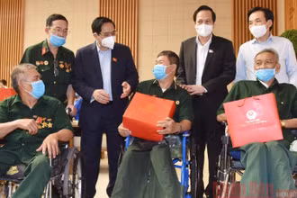 Thủ tướng Phạm Minh Chính gặp mặt các đại diện tiêu biểu người có công với cách mạng, thân nhân liệt sĩ nhân kỷ niệm 74 năm Ngày Thương binh - Liệt sĩ. (Ảnh: TRẦN HẢI)