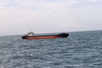 Tàu Nam Thịnh 126 nghiêng có nguy cơ chìm.