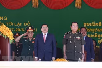 Thủ tướng Campuchia Samdech Techo Hun Sen và Thủ tướng Phạm Minh Chính dự Lễ kỷ niệm 45 năm “Con đường tiến tới đánh đổ chế độ diệt chủng Pol Pot”. (Ảnh: TTXVN)
