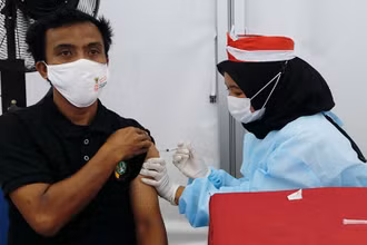 Tiêm vaccine ngừa Covid-19 tại Jakarta, Indonesia, ngày 16/8/2021. (Ảnh: Reuters)