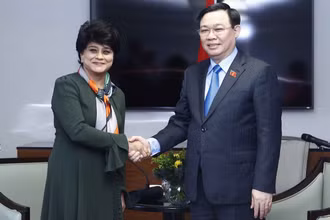 Chủ tịch Quốc hội Vương Đình Huệ và bà Shriti Vadera, Chủ tịch Tập đoàn Bảo hiểm Prudental. (Ảnh: Doãn Tấn/TTXVN)