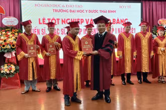 Lãnh đạo Trường Đại học Y Dược Thái Bình trao bằng tốt nghiệp sau đại học cho các học viên.