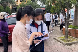 Học sinh dự thi tuyển sinh lớp 10 tại Trường THPT chuyên Lê Quý Đôn.