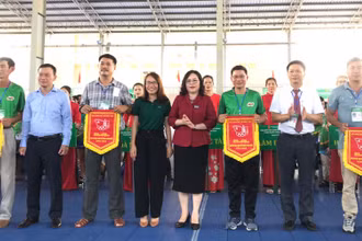 Trao cờ lưu niệm cho các đội tham gia.
