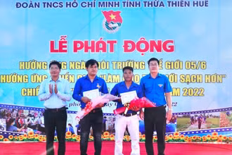 Lãnh đạo Ban Dân vận Tỉnh ủy và Tỉnh đoàn Thừa Thiên Huế trao tặng Huy hiệu "Tuổi trẻ dũng cảm" cho 2 thanh niên dũng cảm cứu người bị đuối nước.