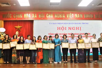 Đại diện Ủy ban nhân dân quận Hai Bà Trưng khen thưởng các tập thể, cá nhân. (Ảnh: Ngọc Anh)