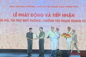 Đại tướng Tô Lâm trao Quyết định khen thưởng của Bộ Công an tặng các cá nhân điển hình trong phong trào Toàn dân bảo vệ an ninh Tổ quốc.