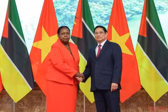 Thủ tướng Phạm Minh Chính và Chủ tịch Quốc hội Cộng hoà Mozambique bà Esperanca Laurinda Francisco Nhiuane Bias. (Ảnh: TRẦN HẢI)