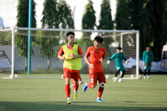 Văn Khang (áo vàng) luôn thể hiện sự mạnh mẽ trên sân. (Ảnh: VFF) 