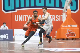 Edward Horton (Danang Dragons) dẫn bóng.