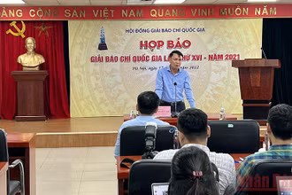 Phó Chủ tịch Thường trực Hội Nhà báo Việt Nam Nguyễn Đức Lợi thông tin tại cuộc họp báo.