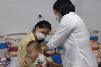 Bác sĩ khám cho bệnh nhi điều trị tại Bệnh viện Thanh Nhàn. 