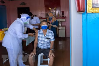 Nhân viên y tế tiêm vaccine ngừa Covid-19 cho người dân tại Selangor, Malaysia. (Ảnh: TTXVN)