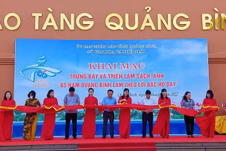 Các đại biểu cắt băng khai mạc trưng bày và triển lãm sách, ảnh “65 năm Quảng Bình làm theo lời Bác Hồ dạy”.