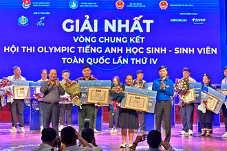 Đại diện Ban Tổ chức trao giải nhất tặng các thí sinh tại chung kết Hội thi. 
