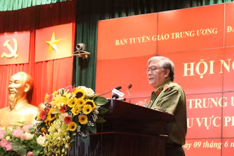 Báo cáo viên Bộ Công an trình bày thông tin về kỷ niệm 60 năm ngày truyền thống lực lượng Công an nhân dân.