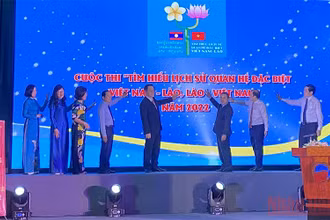 Các đại biểu thực hiện nghi thức phát động Cuộc thi “Tìm hiểu lịch sử quan hệ đặc biệt Việt Nam-Lào, Lào- Việt Nam” năm 2022.