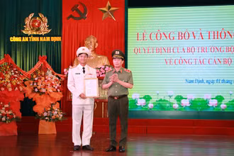 Trung tướng Lê Quốc Hùng, Thứ trưởng Công an, trao Quyết định của Bộ trưởng Công an về việc điều động, bổ nhiệm Đại tá Trần Minh Tiến giữ chức vụ Giám đốc Công an tỉnh Nam Định.