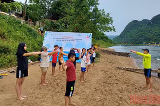 Đầu tháng 6 này, Oxalis Adventure phối hợp UBND thị trấn Phong Nha tổ chức lớp dạy bơi miền phí cho trẻ em sau 1 năm gián đoạn do ảnh hưởng của dịch bệnh. 