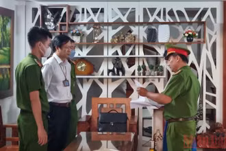 Cơ quan cảnh sát điều tra, Công an thành phố Đà Nẵng đọc quyết định khởi tố vụ án, khởi tố bị can, bắt tạm giam đối với ông Tôn Thất Thạnh, chiều 20/6.