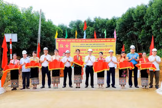 Các đại biểu cắt băng khánh thành cầu. (Ảnh: Phạm Bằng)