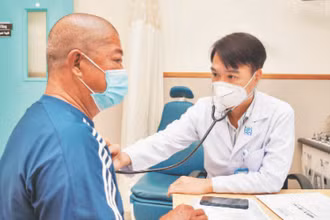 Bác sĩ Bệnh viện Đại học Y dược thành phố Hồ Chí Minh khám cho bệnh nhân. (Ảnh minh họa: Linh Nguyễn)