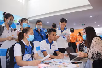Lao động dự phiên giao dịch việc làm tại TP Hồ Chí Minh tháng 4 năm 2021 (Ảnh: Colab).