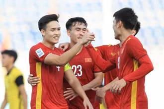 Bùi Hoàng Việt Anh thực hiện thành công quả phạt 11m để nâng tỷ số lên 2-0. (Ảnh: Ngọc Duy)