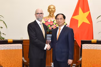 Bộ trưởng Ngoại giao Bùi Thanh Sơn tiếp Đại sứ Canada Shawn Perry Steil. 