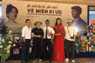 Ca sĩ Huyền Trang cùng anh chị em bạn bè, đồng nghiệp, ê kíp tại buổi ra mắt MV.