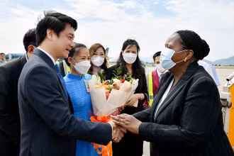 Phó Chủ nhiệm Ủy ban Đối ngoại Lê Anh Tuấn đón Chủ tịch Quốc hội Cộng hòa Mozambique cùng Đoàn tại sân bay Nội Bài. (Ảnh: quochoi.vn)