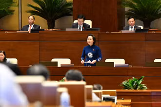 Bộ trưởng Nội vụ Phạm Thị Thanh Trà phát biểu giải trình, làm rõ một số vấn đề đại biểu Quốc hội nêu. (Ảnh: LINH NGUYÊN)