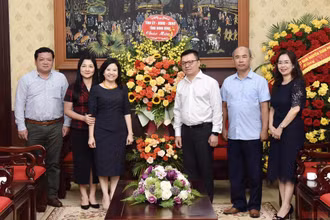 Tổng Biên tập Lê Quốc Minh tiếp đoàn đại biểu Tỉnh ủy, Hội đồng nhân dân, Ủy ban nhân dân tỉnh Ninh Bình. (Ảnh: TRẦN HẢI)