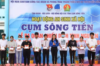 Đồng chí Nguyễn Phạm Duy Trang, Bí thư Trung ương Đoàn, Chủ tịch Hội đồng Đội Trung ương trao học bổng cho các em học sinh có hoàn cảnh khó khăn.