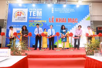 Các đại biểu cắt băng khai mạc Triển lãm Tem bưu chính quốc gia Vietstampex 2020.
