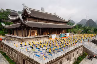 Đồng diễn yoga tại chùa Tam Chúc hồi tháng 5. (Ảnh: Đại sứ quán Ấn Độ cung cấp)