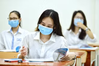 Các em học sinh lớp 12 ôn tập chuẩn bị cho kỳ thi tốt nghiệp THPT.