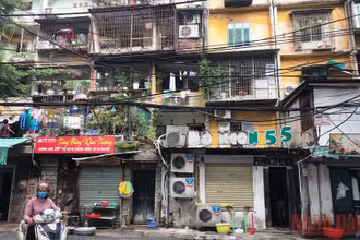 Chung cư nguy hiểm tại địa bàn quận Ba Đình. (Ảnh: Ngọc Anh)