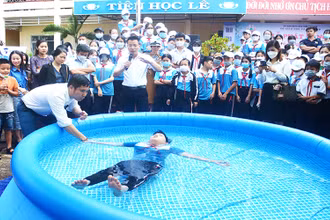 Viện An toàn khoa học Việt Nam tổ chức tập huấn, hướng dẫn kỹ năng tự nổi trên mặt nước để phòng, chống đuối nước trẻ em. 
