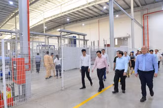 Đoàn công tác tham quan nhà máy nước tinh khiết, hoa quả và thảo dược Núi Tiên. (Ảnh: THÀNH CƯỜNG)