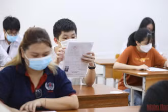 Việc Sở Giáo dục và Đào tạo Hà Nội vẫn giữ nguyên 100 chỉ tiêu tuyển sinh vào hệ song bằng cấp 3 khiến rất nhiều phụ huynh và học sinh bất ngờ và lo lắng. (Ảnh: SƠN BÁCH)